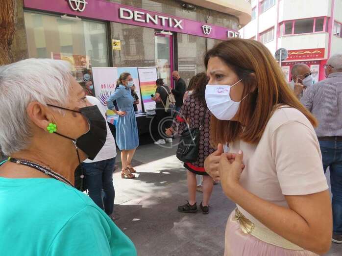 La alcaldesa de Telde charla con una vecina/TA.